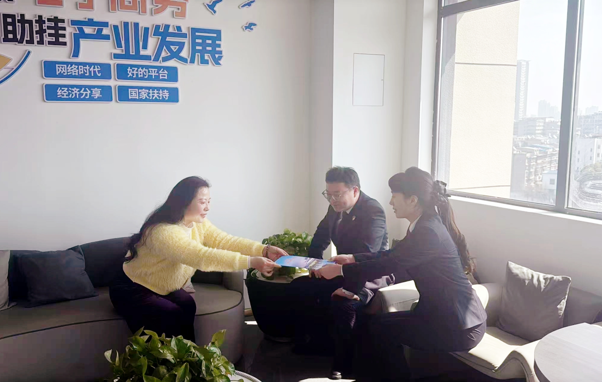 服务支点“五个专项” | 首席服务员送法入企优营商